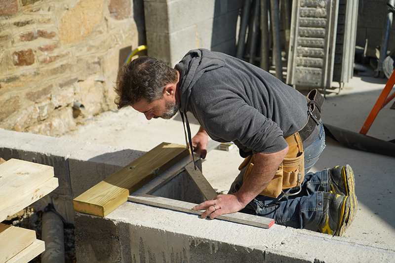 Charpentier sur une construction bois à Loguivy de la mer